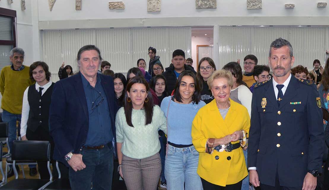 El Grupo UFAM de la Policía y AFAMMER se unen para prevenir la violencia en los jóvenes de a Escuela de Arte Pedro Almodóvar