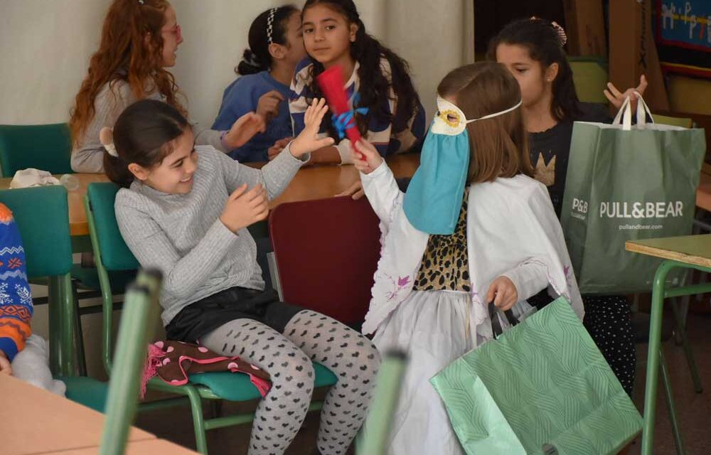 El carnaval daimieleño regresa a las aulas con las máscaras guarronas