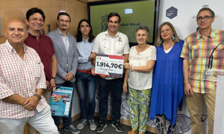 La Tuna Universitaria entrega a Afanion un cheque solidario de 1.914,70 euros