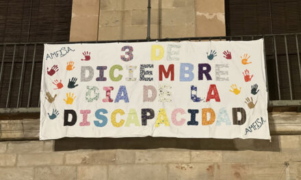AMFISA visibiliza la discapacidad en el Día Internacional con una pancarta en la fachada del Ayuntamiento