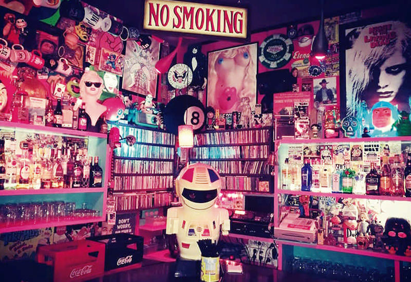 Bar El Perro (Ciudad Real). 25 años de toda una institución del rock más clásico y eterno con un “museo” incomparable