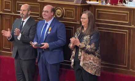 El ciudadrealeño Isaac Palomares recibe con enorme orgullo la medalla de la AVT