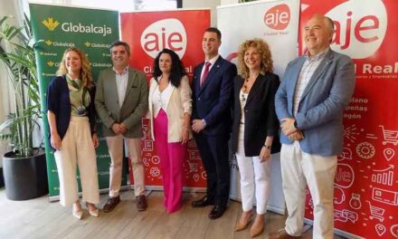 Más de cien empresarios de la provincia comparten experiencias y networking en el Conecta 2025 de AJE