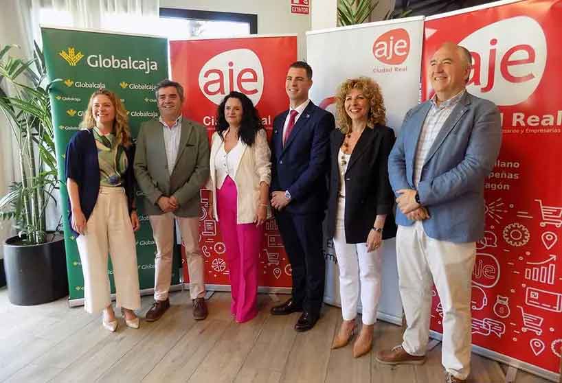 Más de cien empresarios de la provincia comparten experiencias y networking en el Conecta 2025 de AJE