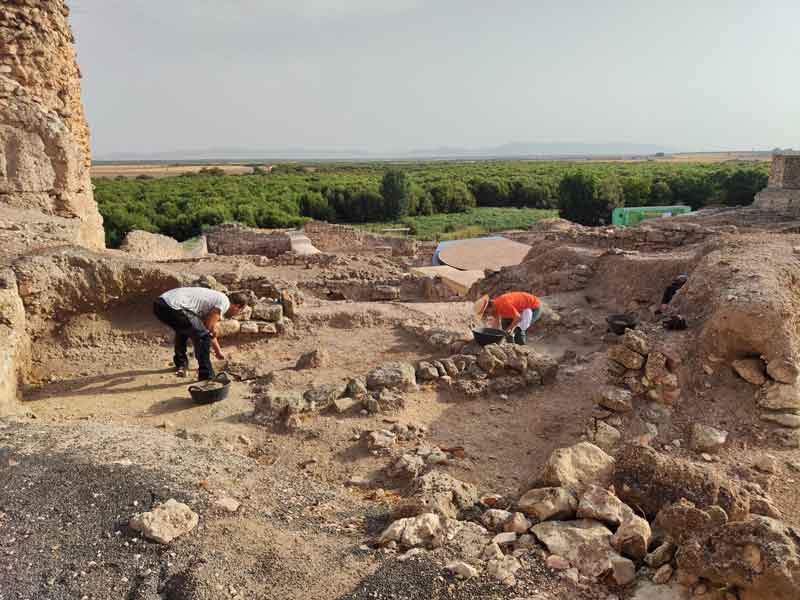 Las excavaciones en Calatrava la Vieja se centran este año en el estudio de estructuras emirales y cerámicas vidriadas