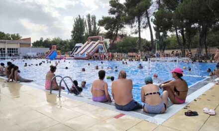 La Fiesta del Agua y la Juventud llena la piscina del Polideportivo Rey Juan Carlos