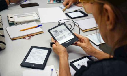 La Biblioteca Municipal forma al club de lectura daimieleño en el uso de E-Books
