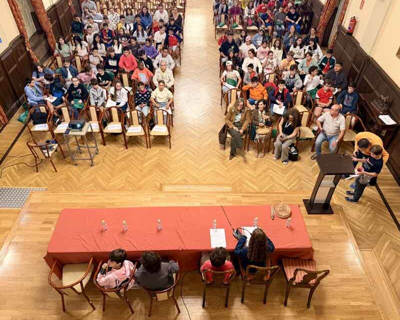 Un centenar de jóvenes trabajan en equipo para erradicar la pobreza