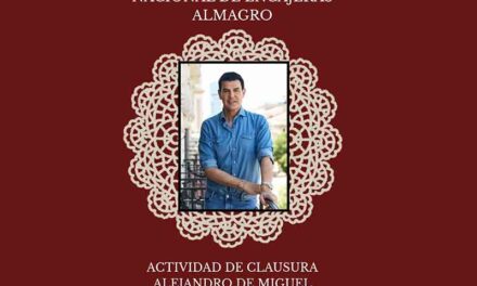 El diseñador manchego Alejandro de Miguel presenta en Almagro un diseño con encaje de bolillos acompañado por maestras encajeras locales