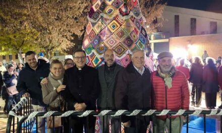 El barrio de Los Ángeles vive su encendido navideño con un gran árbol de ganchillo