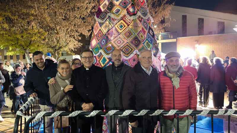 El barrio de Los Ángeles vive su encendido navideño con un gran árbol de ganchillo