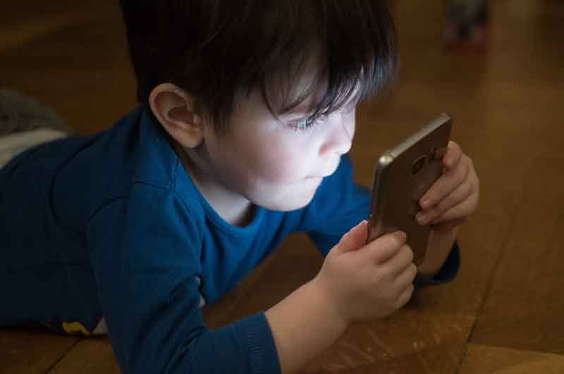 El precio invisible del exceso digital en niños y adolescentes