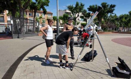 Miguelturra celebra tres décadas de pasión por el cosmos con una espectacular observación solar en la Plaza del Doctor Fleming