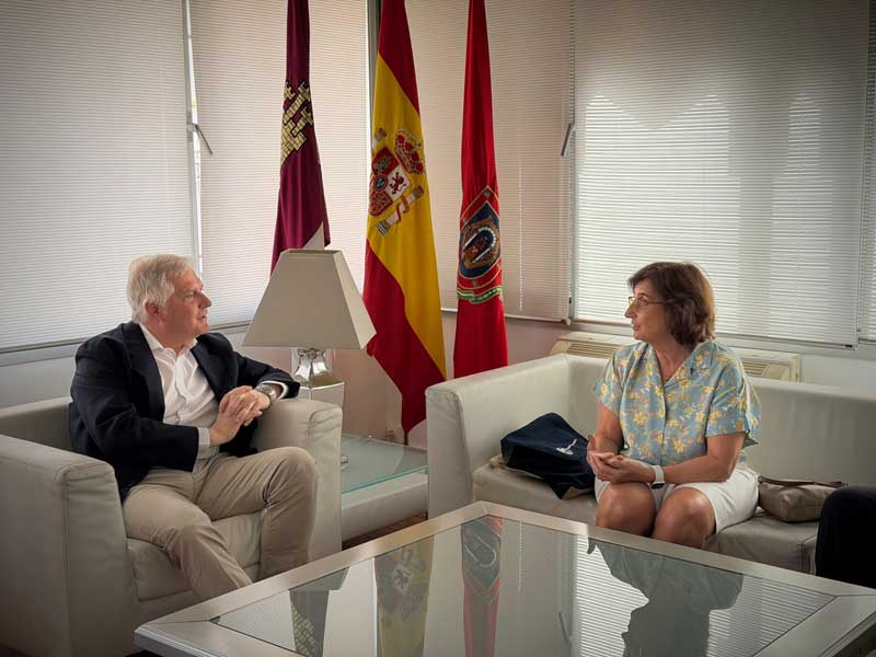 Cañizares recibe en el Ayuntamiento a la investigadora y académica ciudadrealeña Gloria Platero