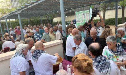 Más de 200 mayores celebran su propia Pandorga con una limoná tradicional y baile en Larache