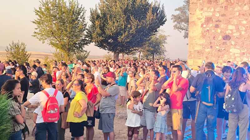 Ciudad Real reúne a más de 2.000 personas en el Cerro de Alarcos para disfrutar del eclipse solar
