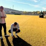 El campo de fútbol de césped natural del Polideportivo Rey Juan Carlos se prepara para el invierno