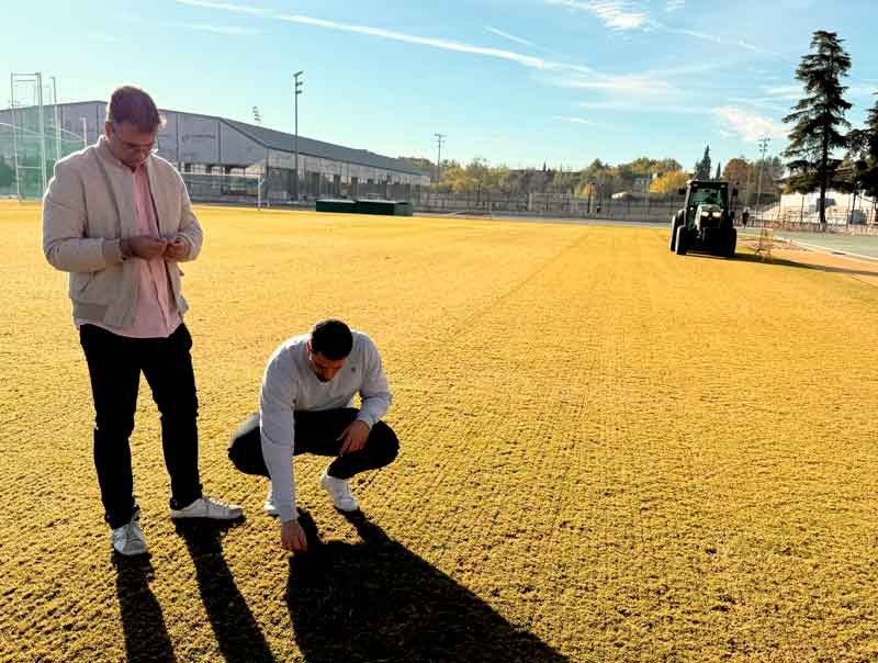 El campo de fútbol de césped natural del Polideportivo Rey Juan Carlos se prepara para el invierno