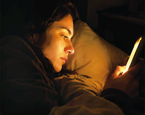 Ni luz cálida…, el uso del móvil antes de dormir afecta al sueño